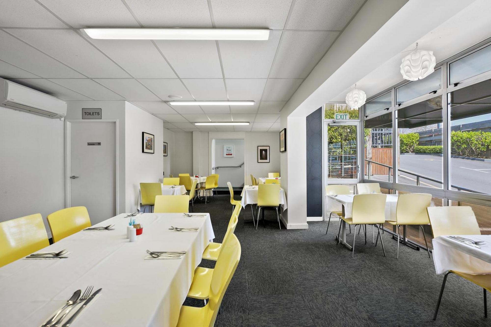Heartland Ambassador Hotel Hamilton Hotel 3*