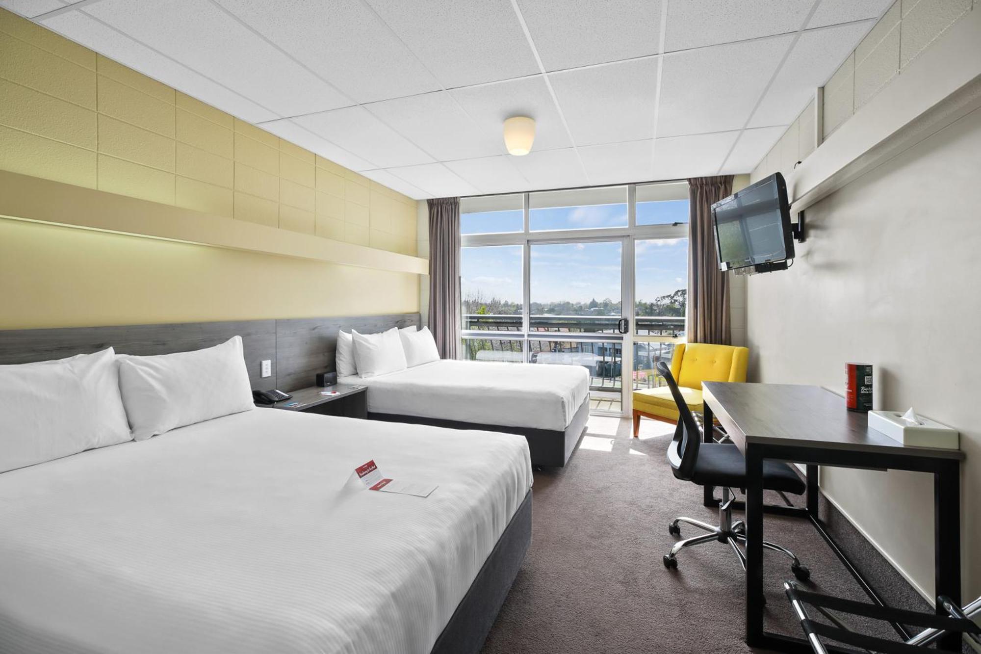 Heartland Ambassador Hotel Hamilton Hotel 3*