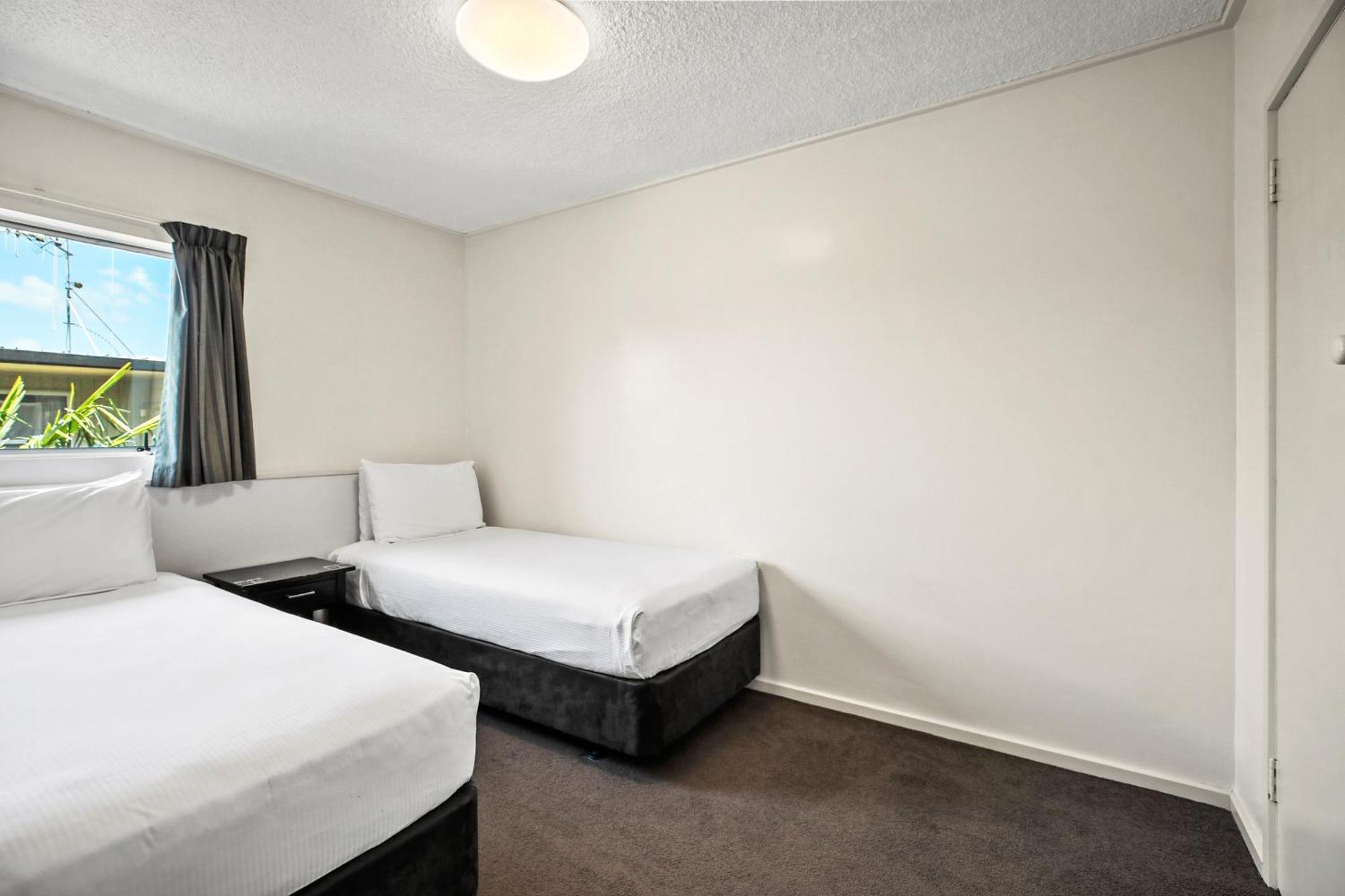 Heartland Ambassador Hotel Hamilton 3*