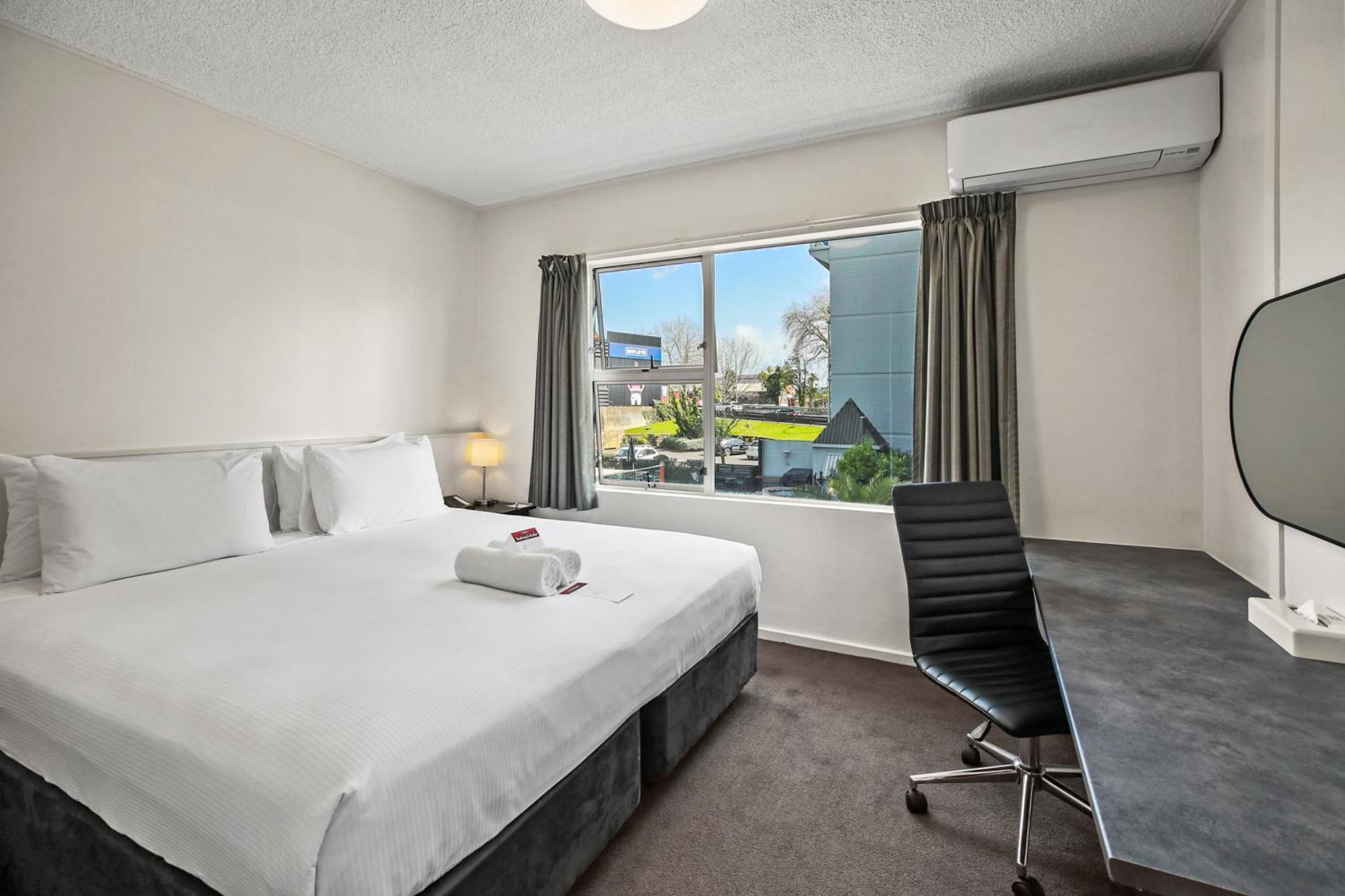 Heartland Ambassador Hotel Hamilton Hotel 3*